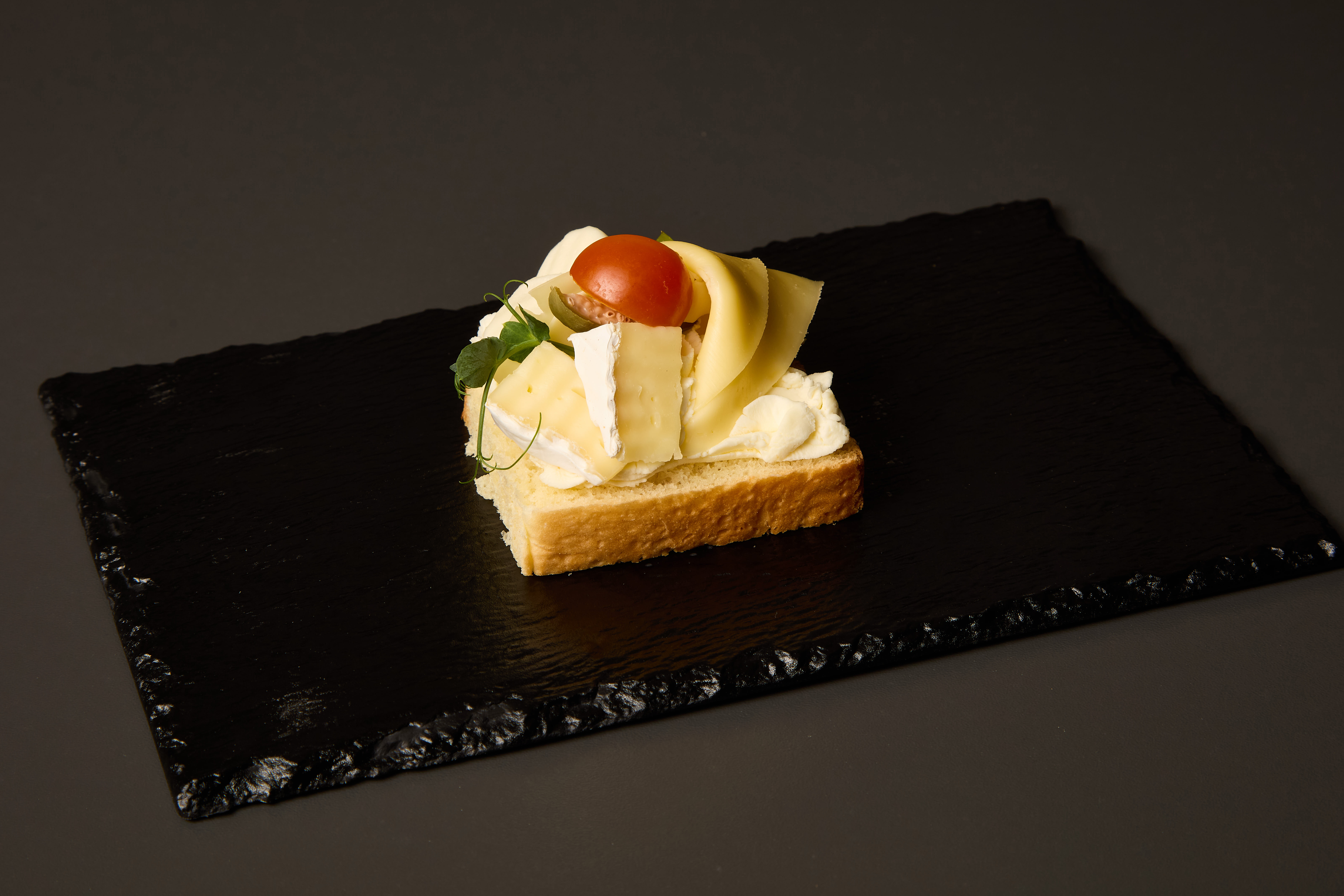 Chlebíček se sýrem brie