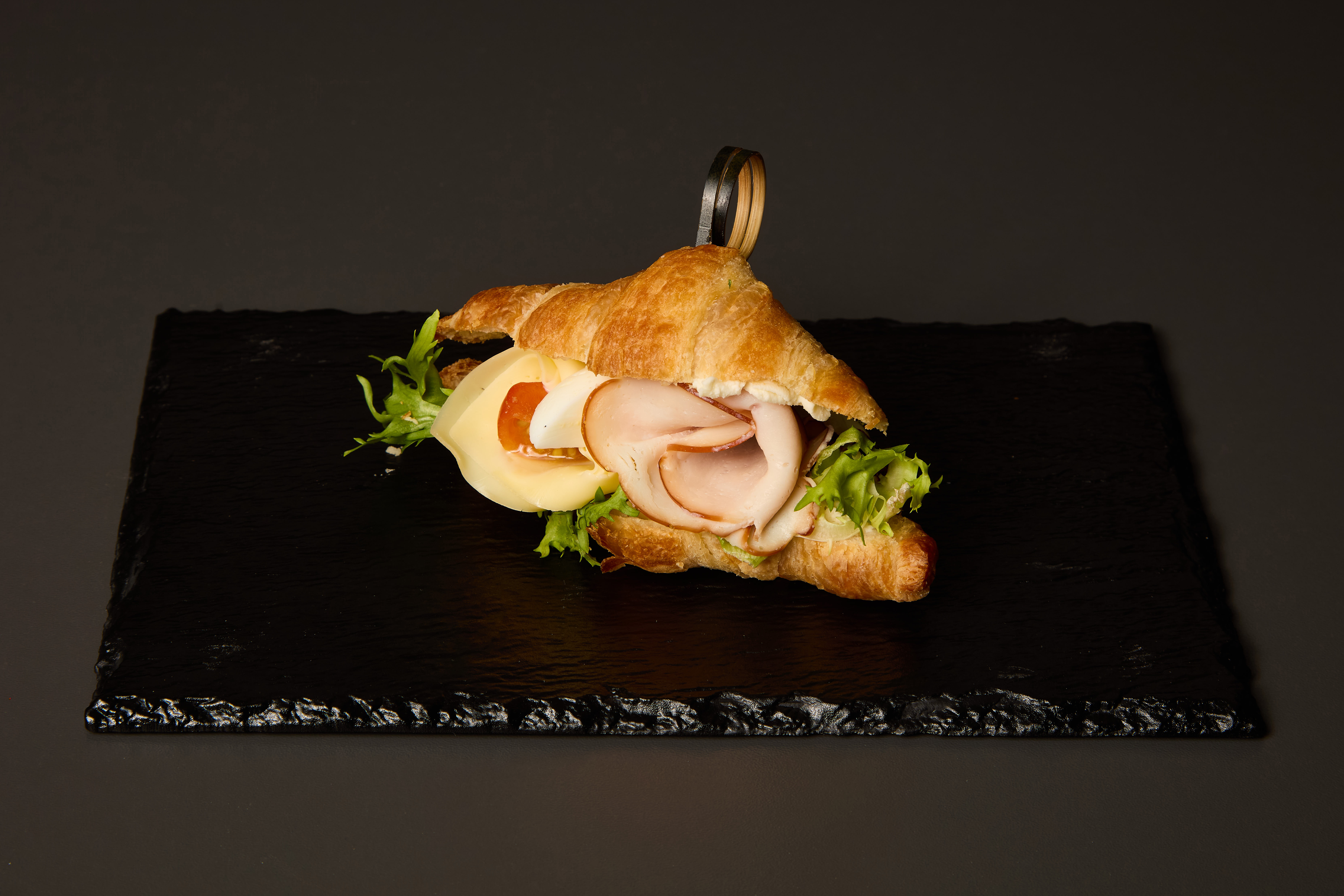 Croissant se šunkou, vejcem a salátem