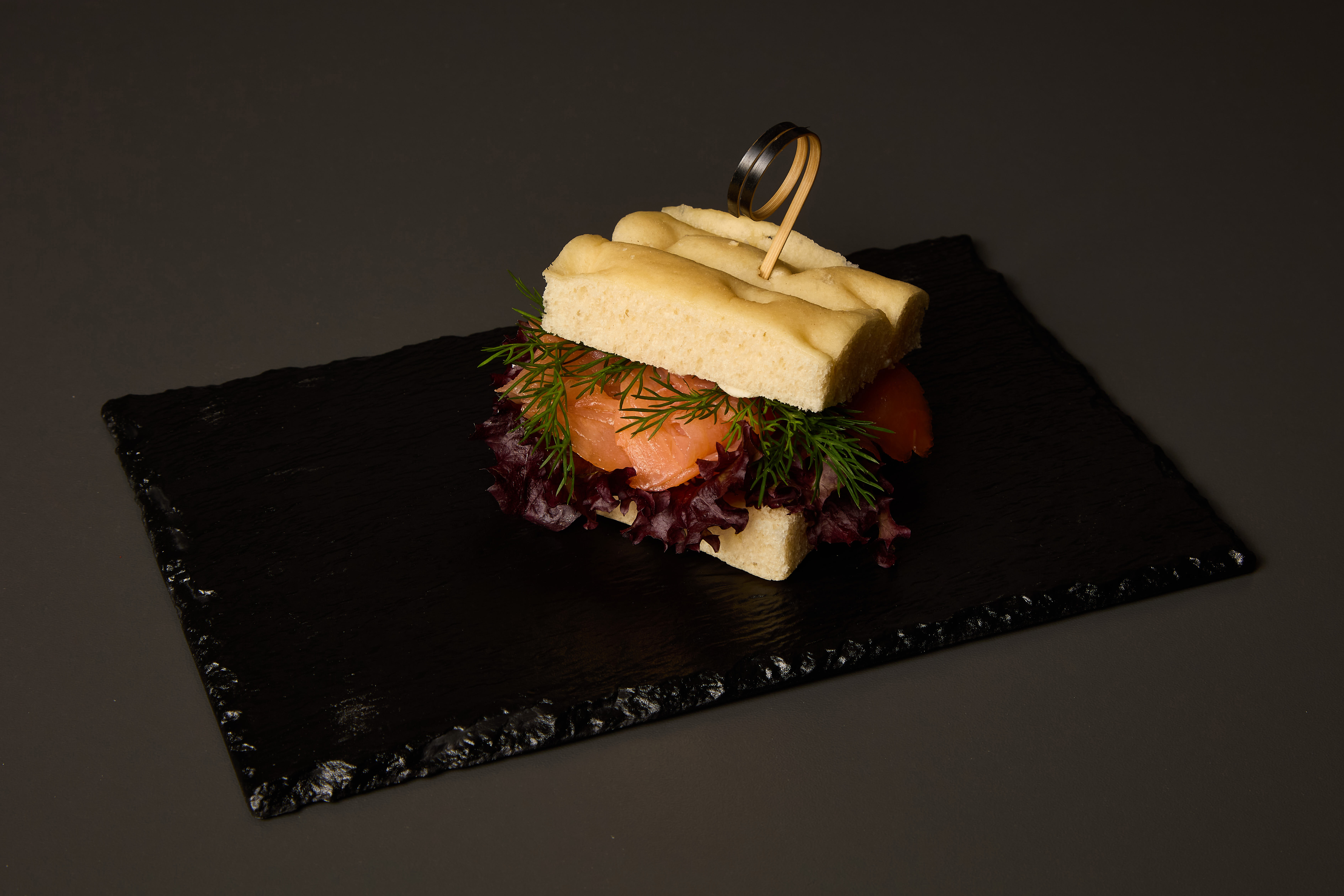 Focaccia s uzeným lososem a koprem