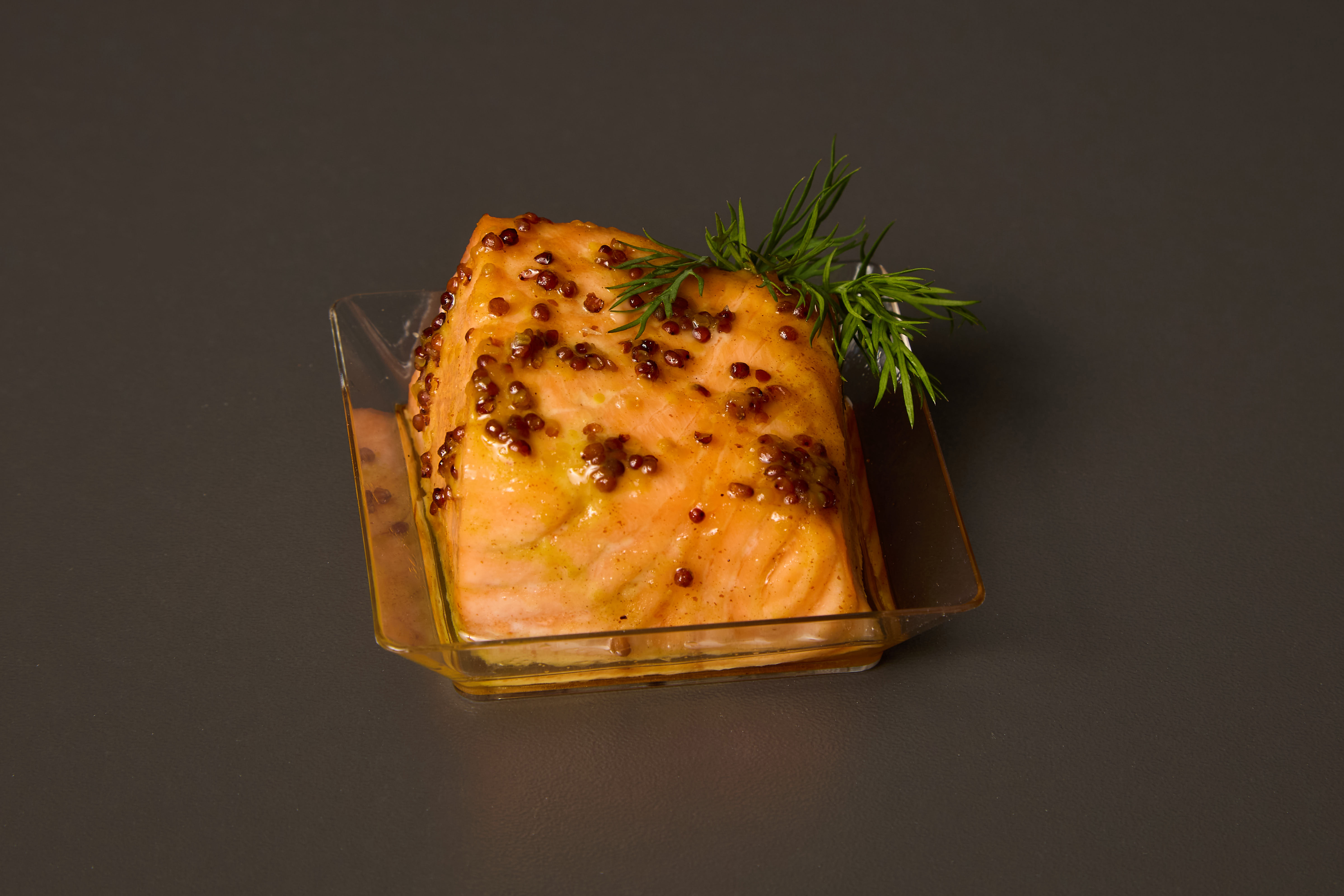 Grilovaný losos s medovo-hořčičnou marinádou