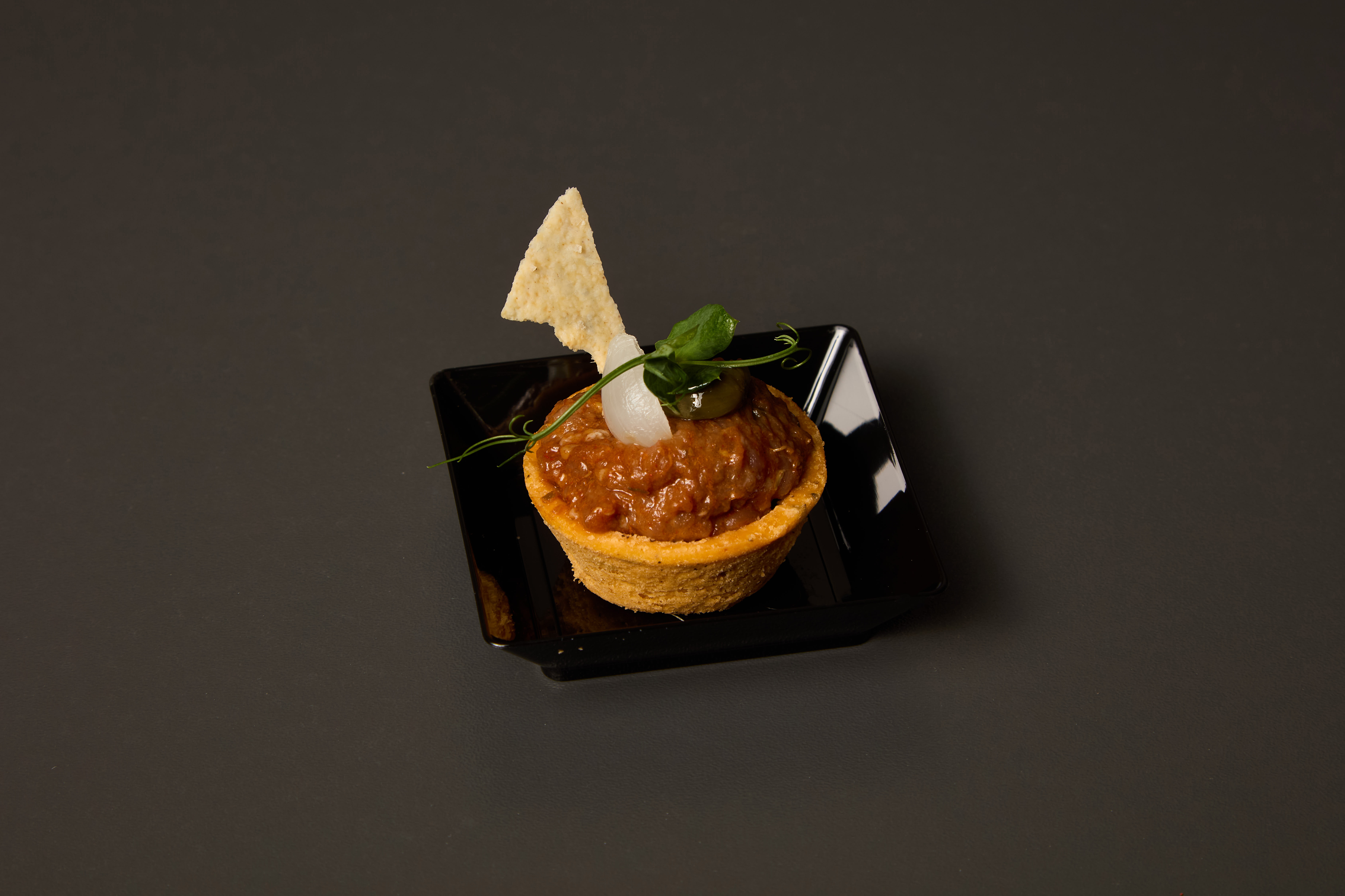 Hovězí tatarák v olivové tartaletce