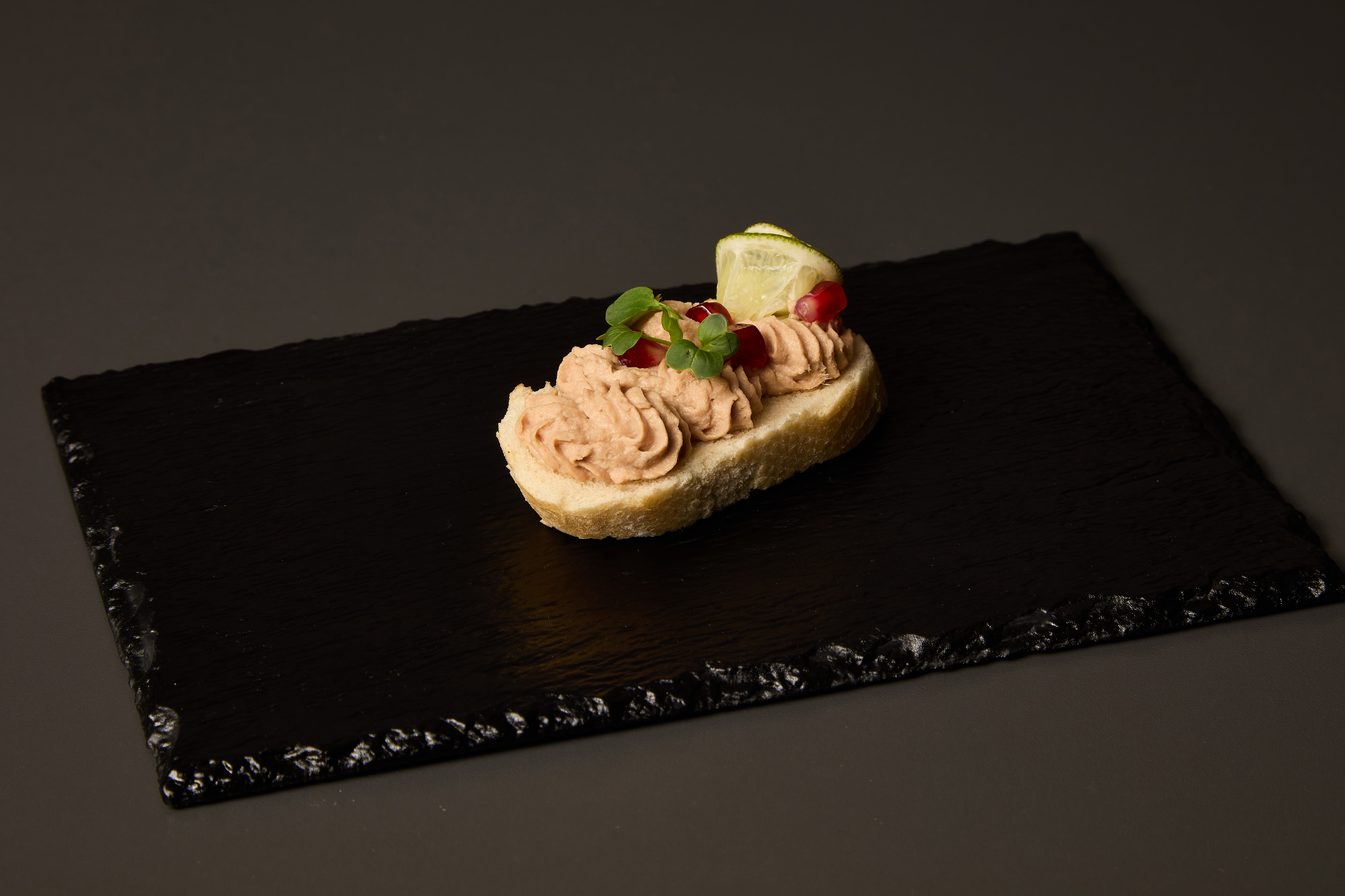 Kanapka s tuňákovou pěnou a granátovým jablkem