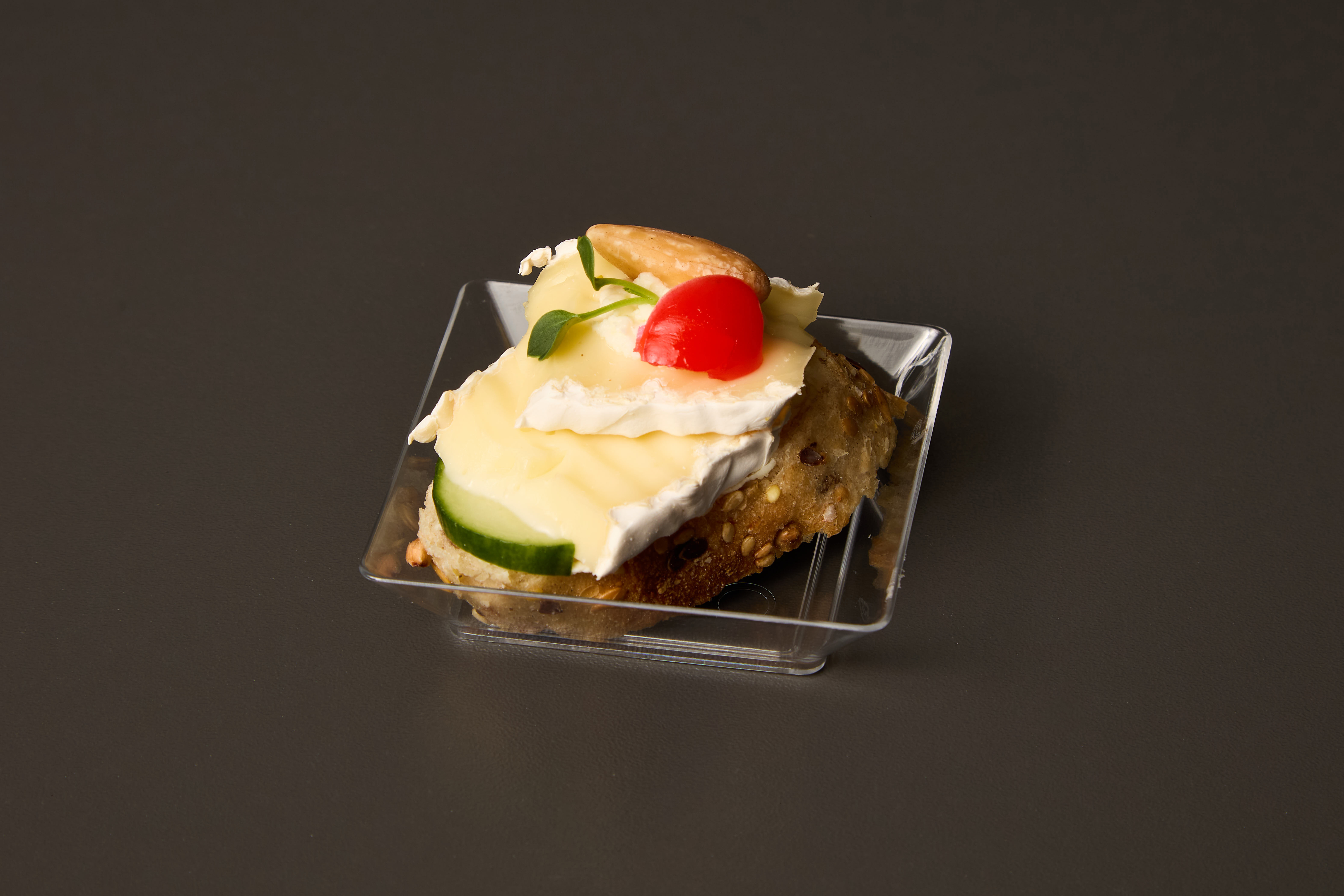 Kanapka se sýrem brie a ořechy