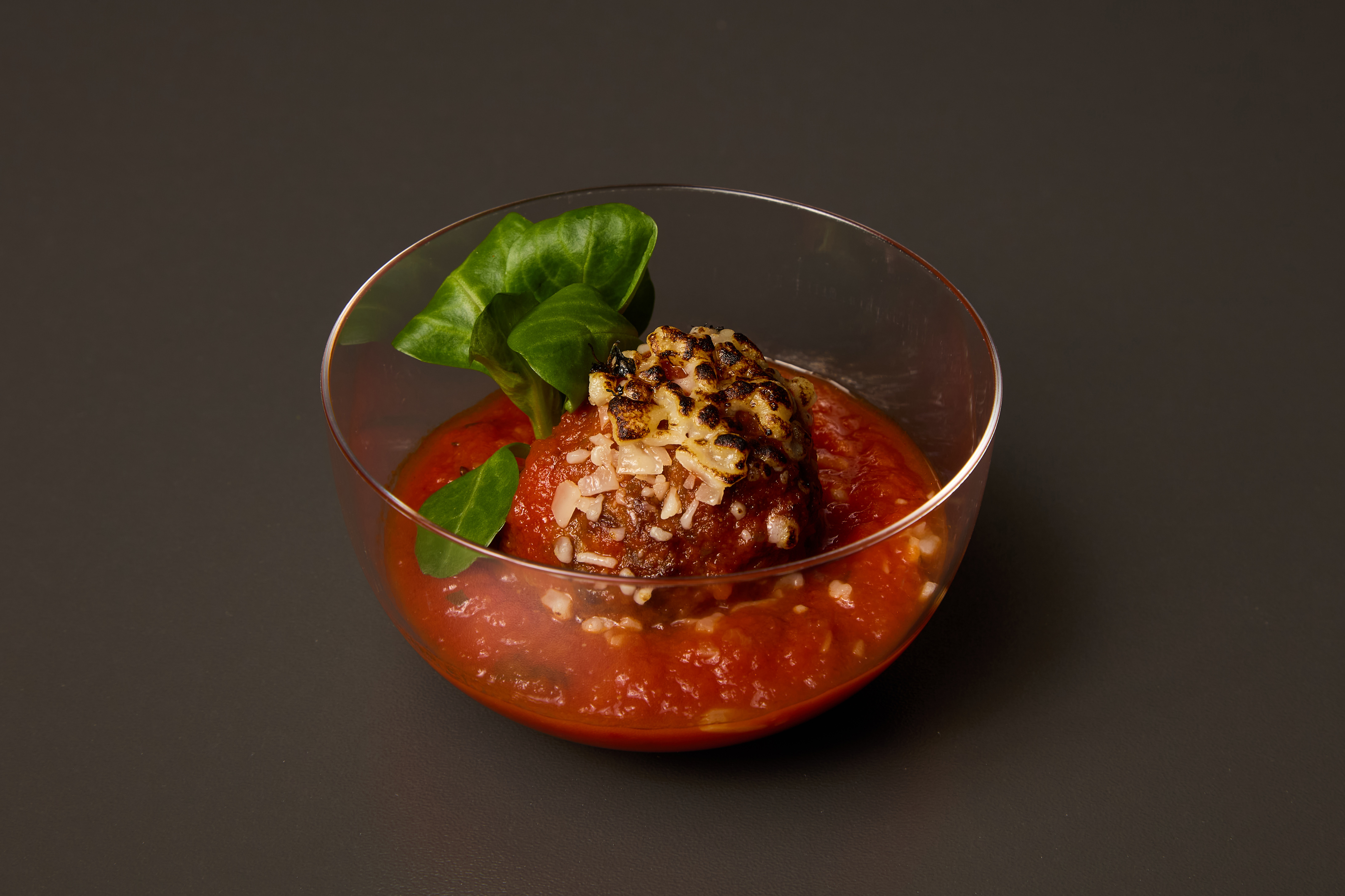 Kuličky z mletého masa v rajčatové omáčce s bazalkou a parmazánem