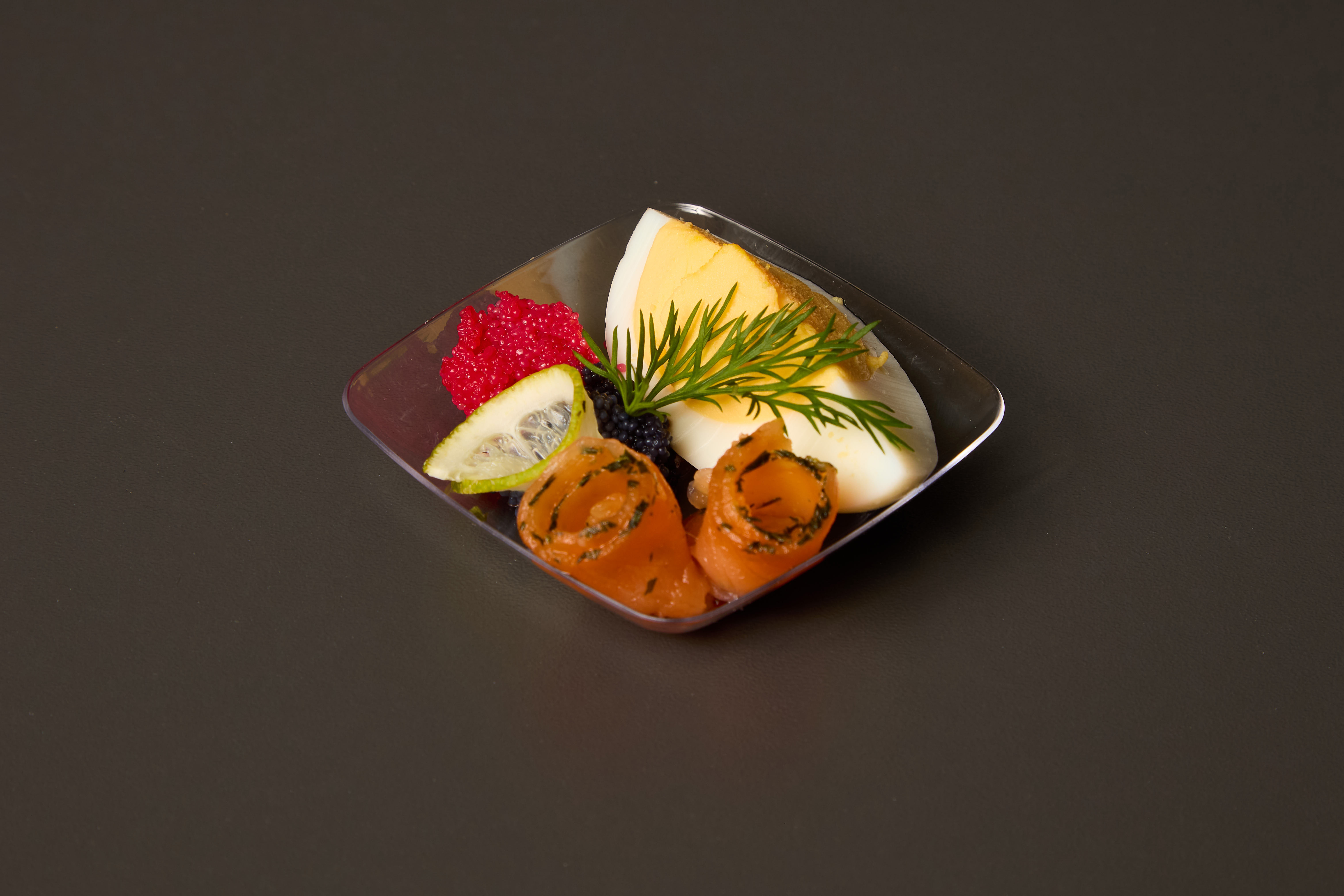 Lososový gravlax s kaviárem a vejcem