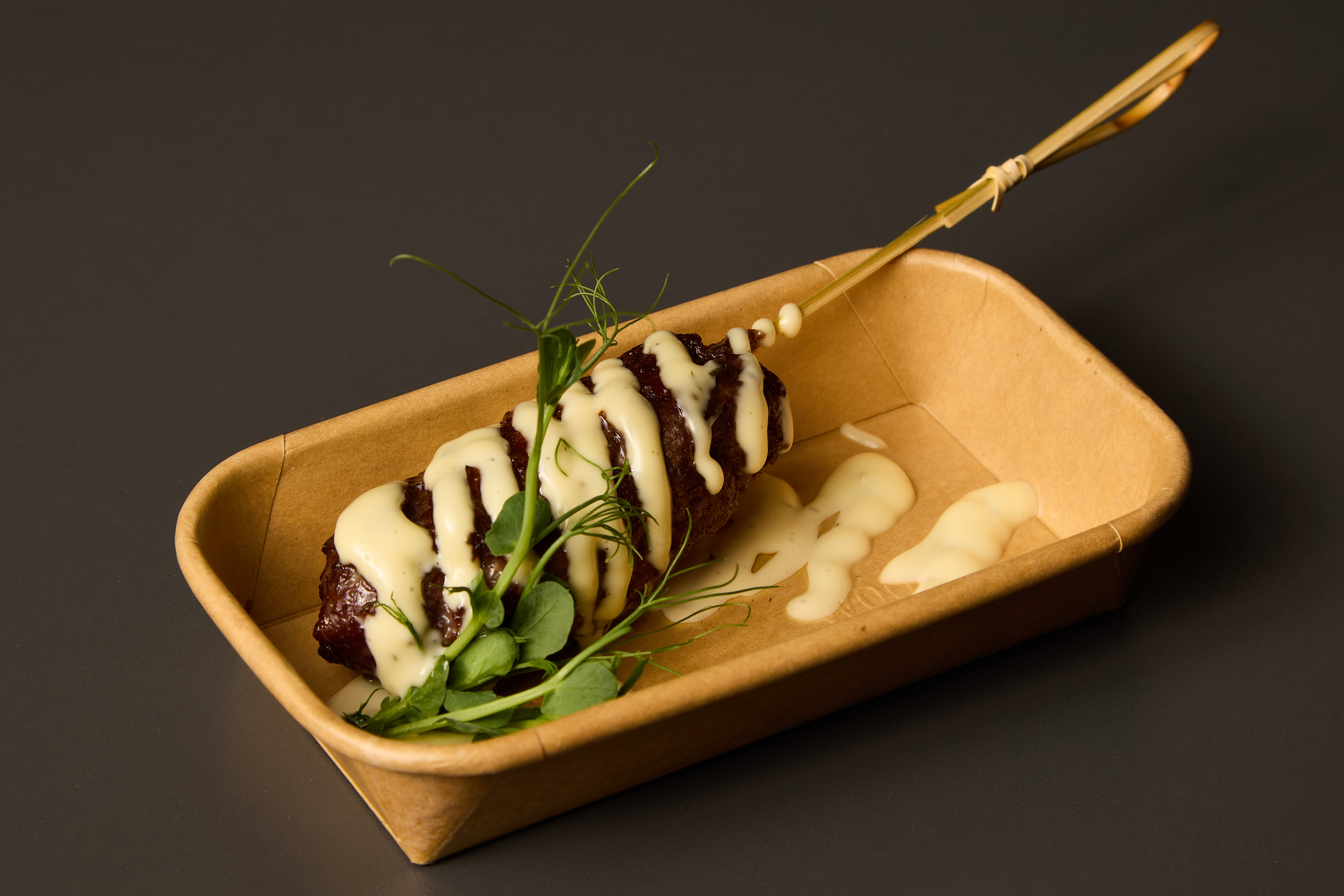 Mini kofta kebab s česnekovým dipem