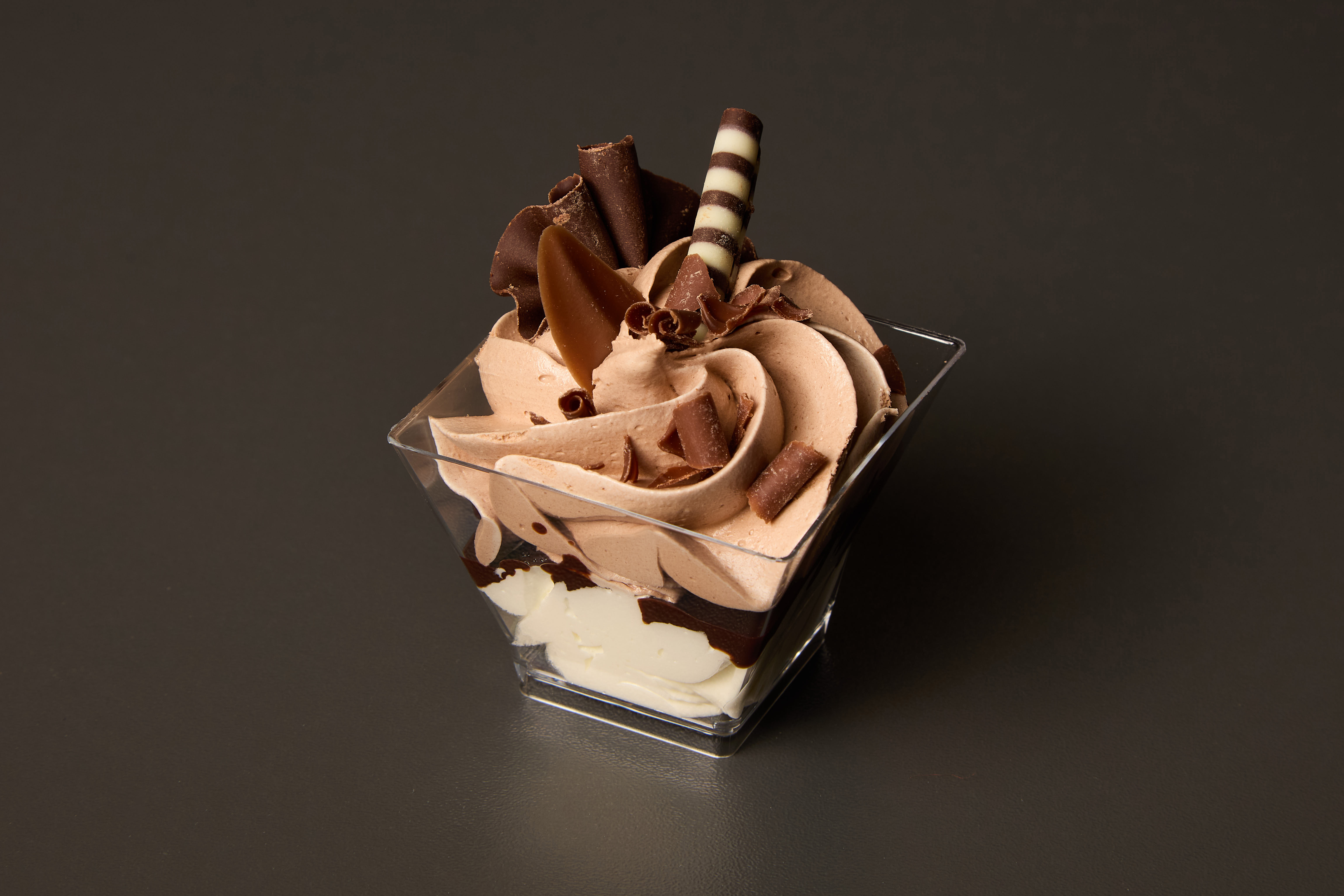 Pěna z bílé a tmavé čokolády