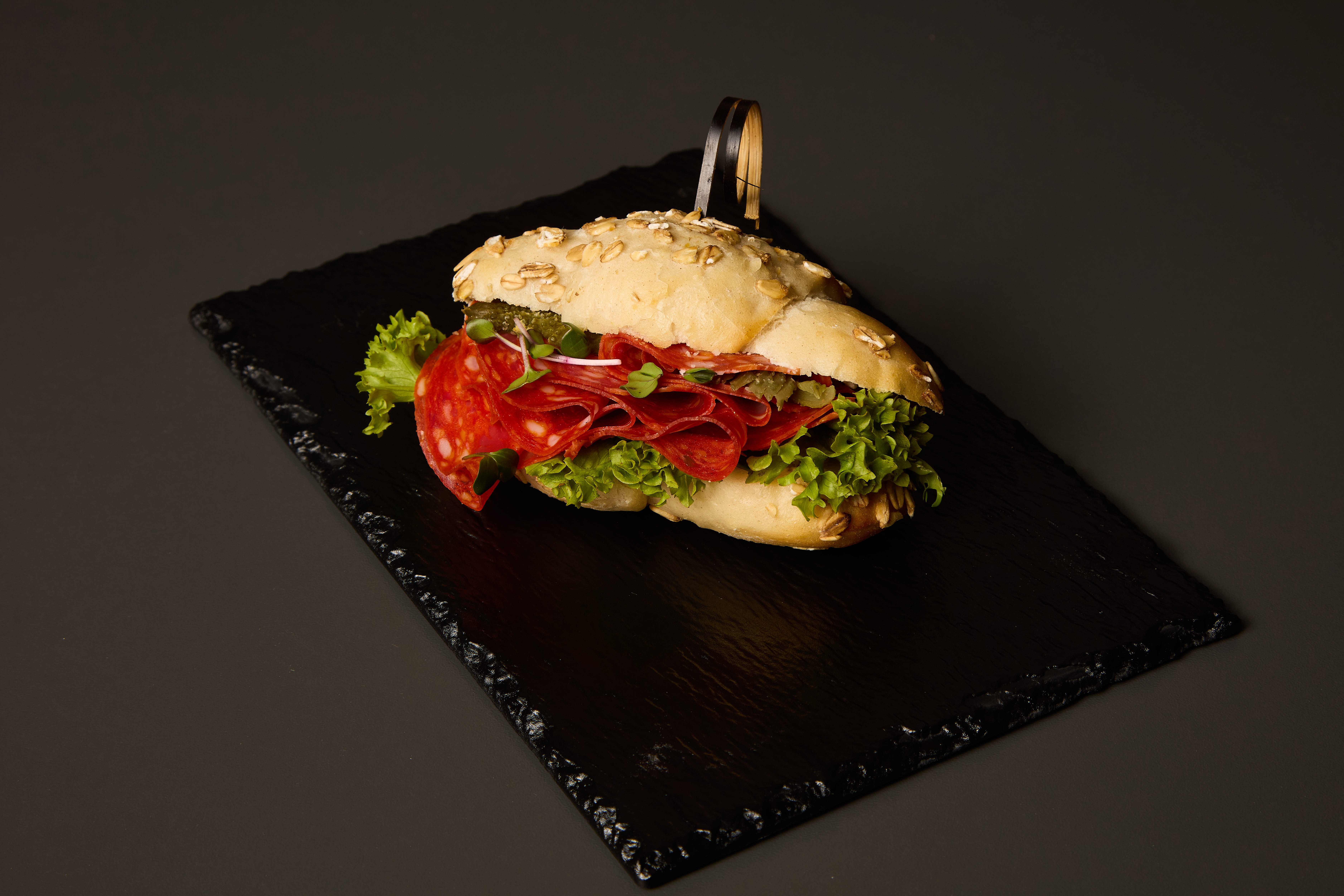 Rohlíček ovesný s chorizem a cornichons