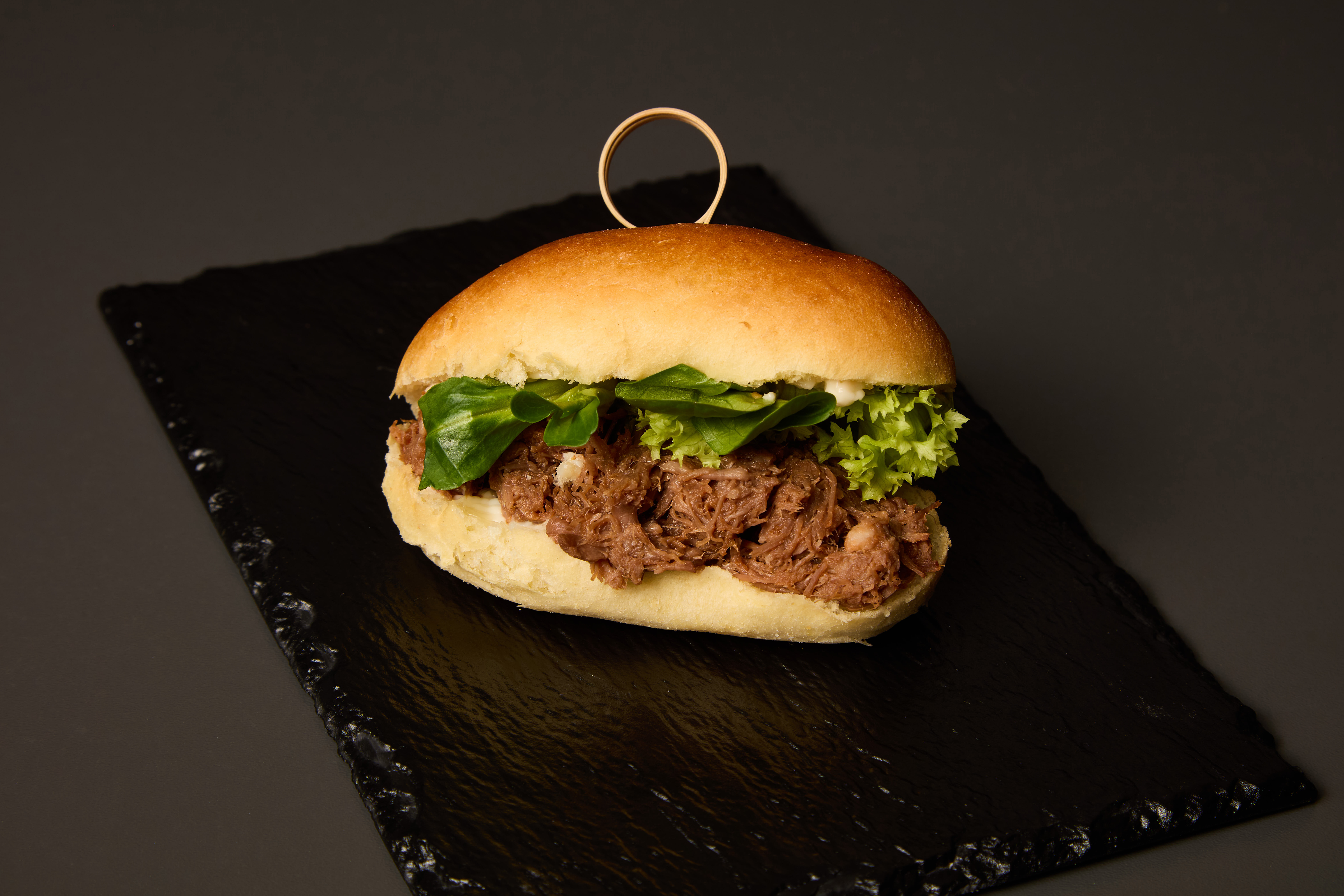 Brioška s trhaným hovězím masem a polníčkem