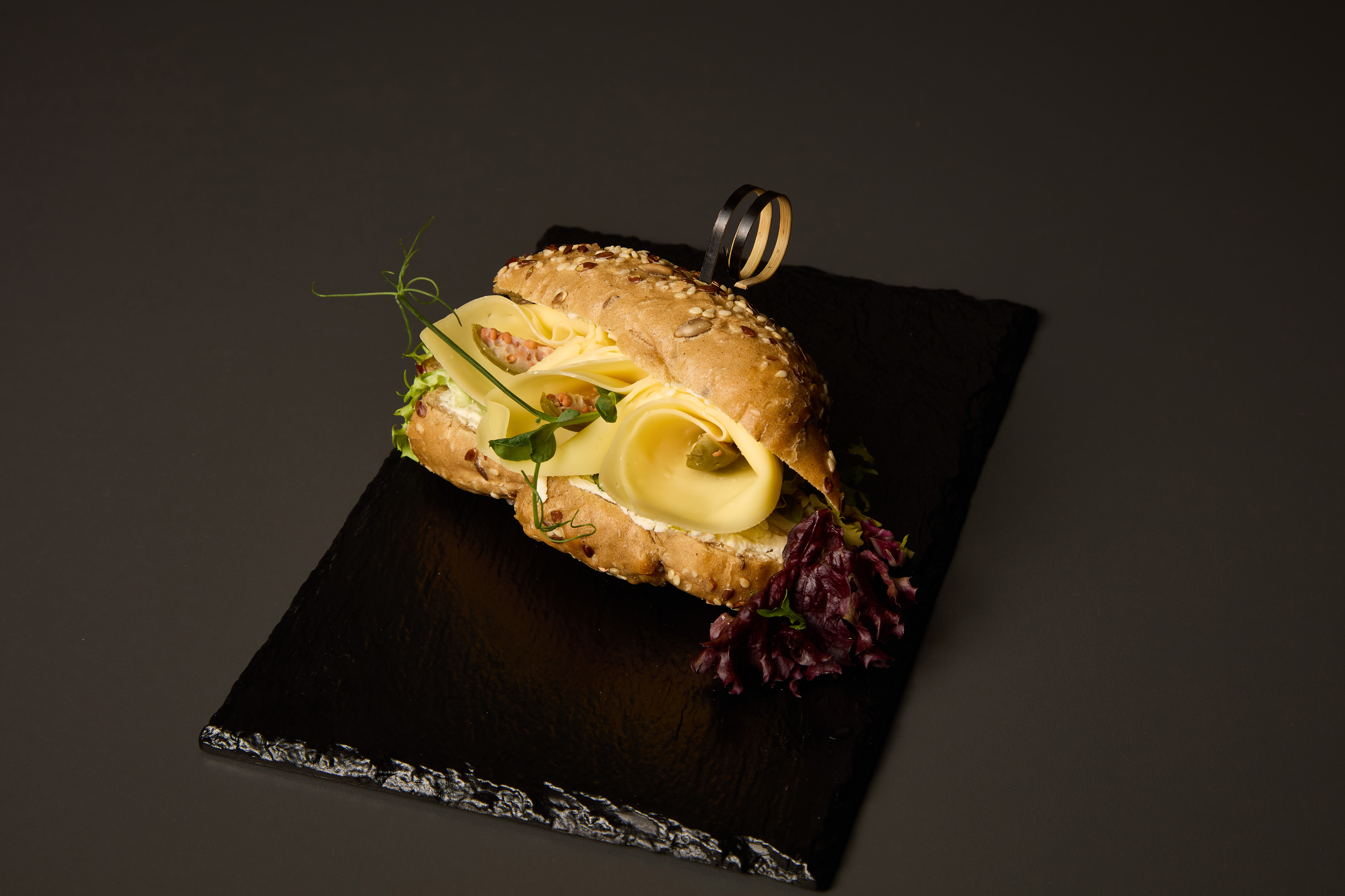 Rohlíček se sýrem a kapary