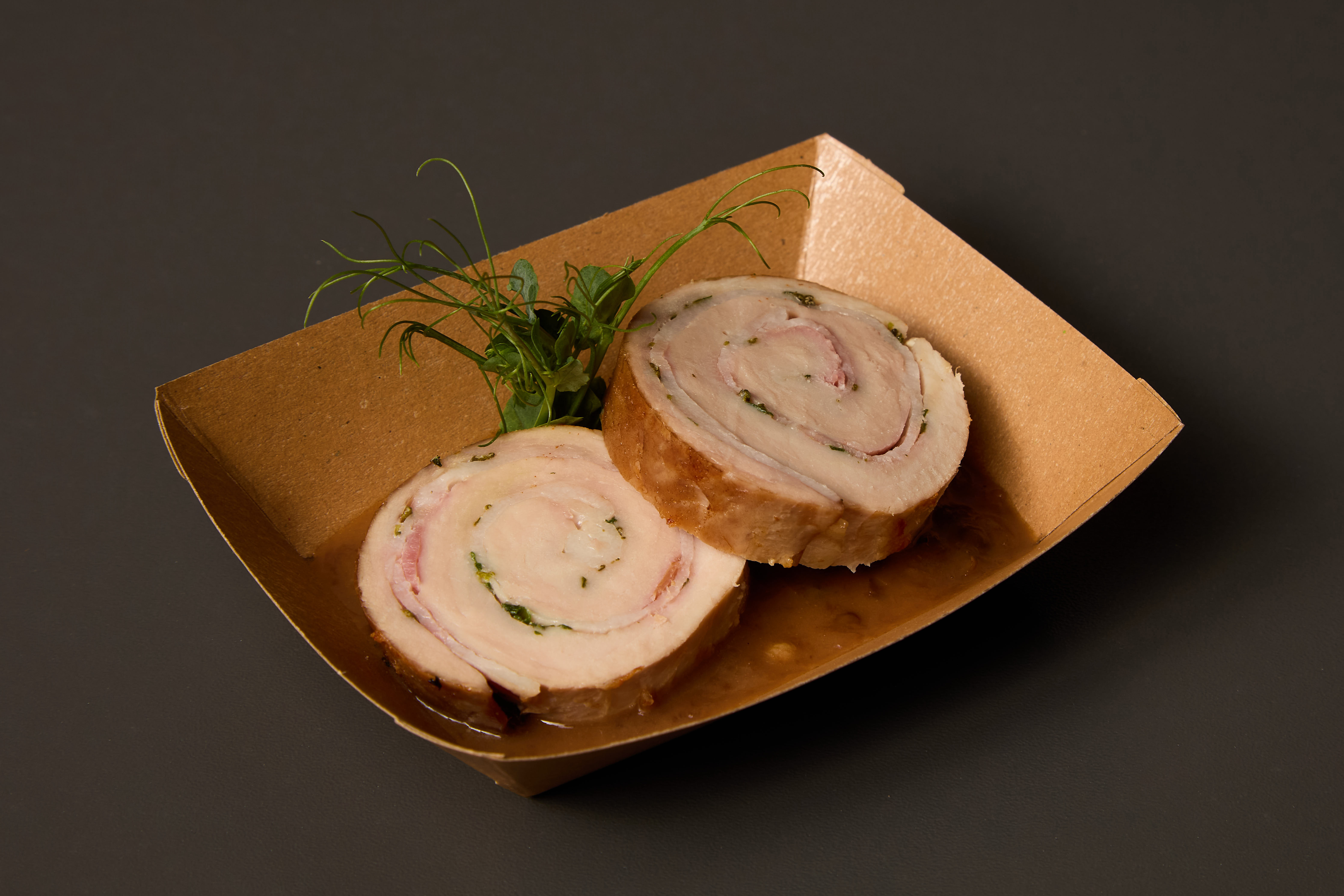 Rolovaná panenka v pancettě s pepřovou omáčkou