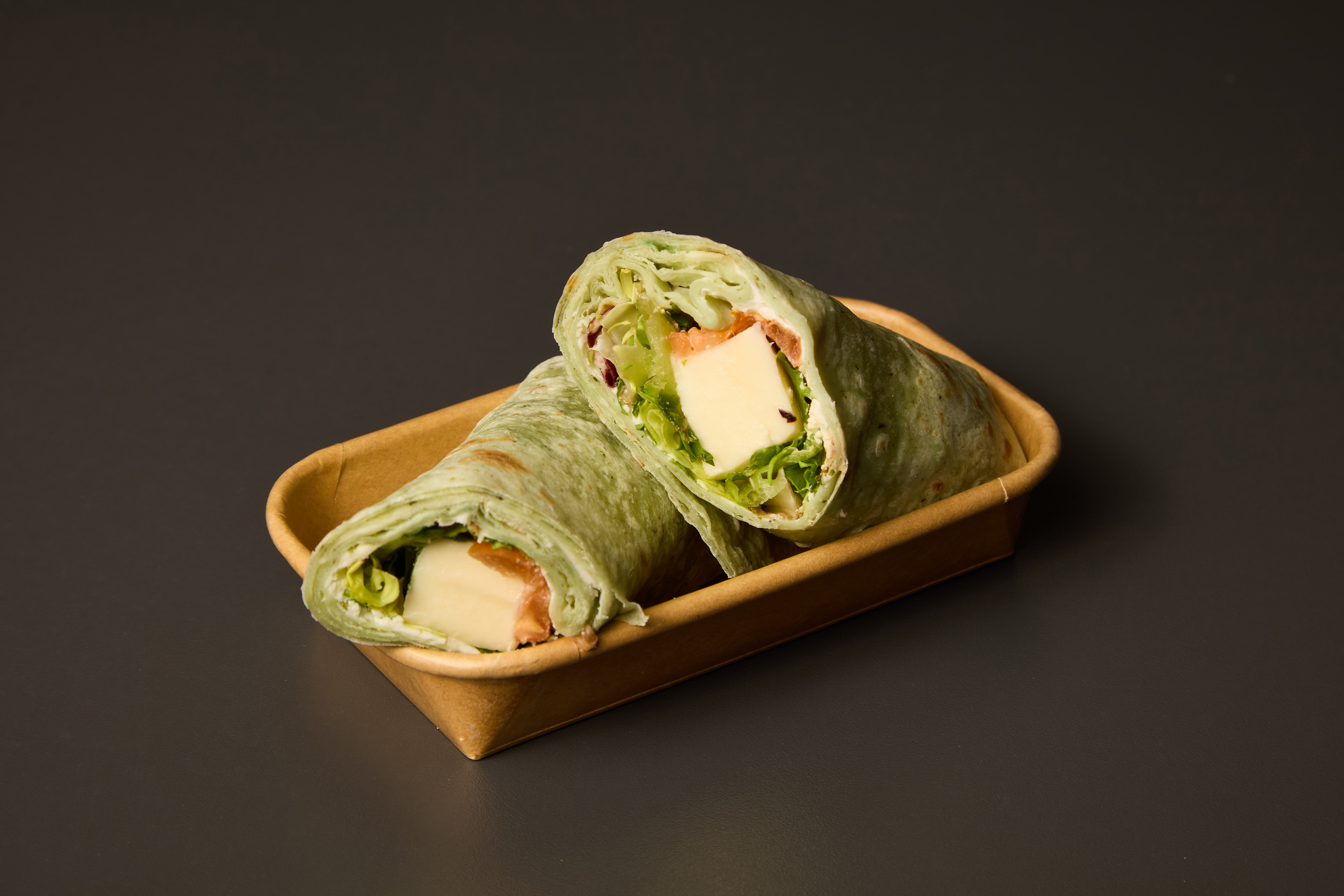 Špenátová tortilla s kuřecími stripsy a rukolou