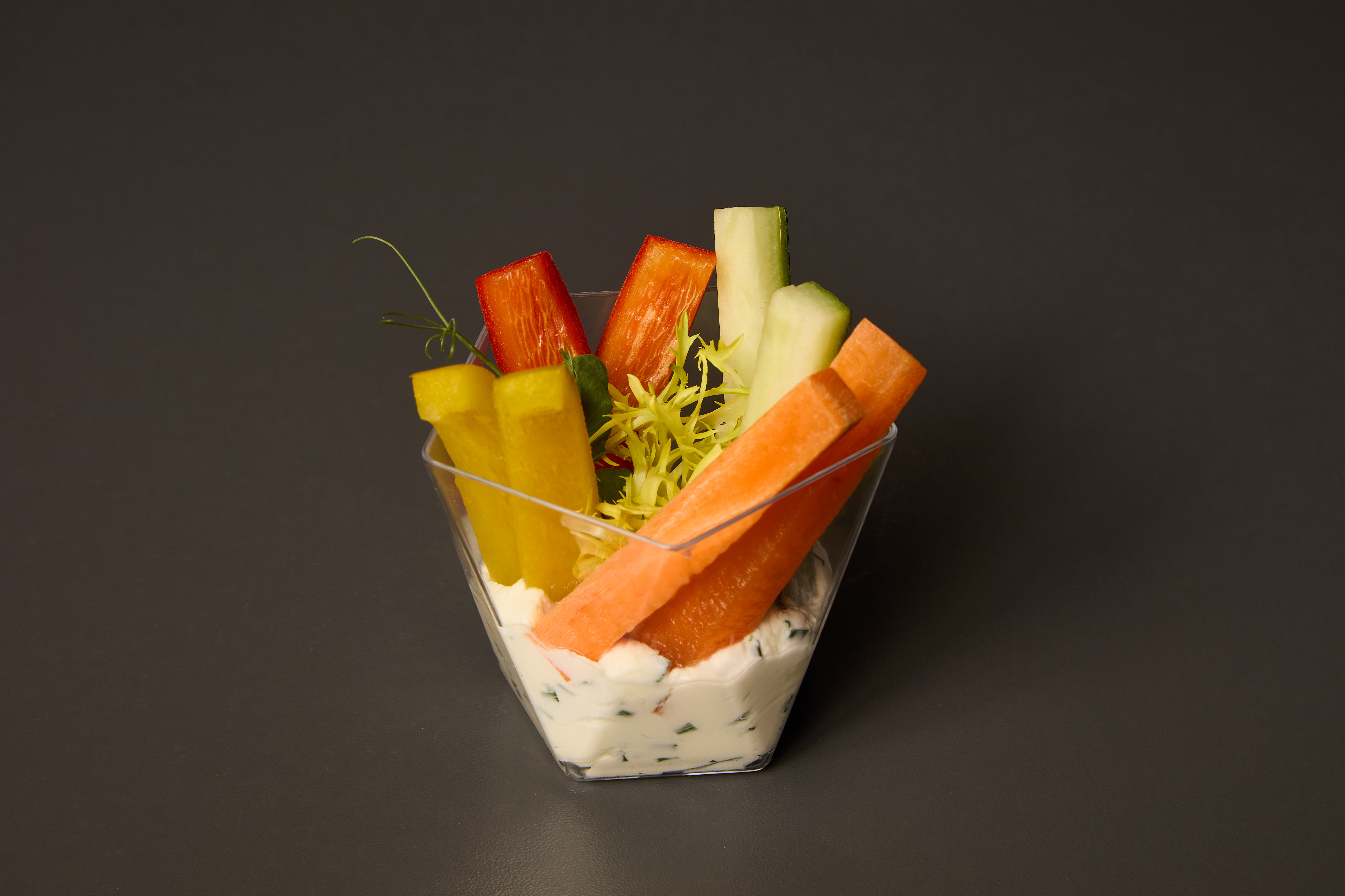 Zeleninové crudité s pažitkovým dipem